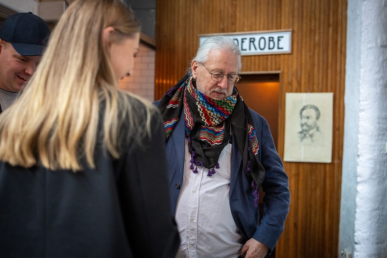 Guests arriving by the cloakroom